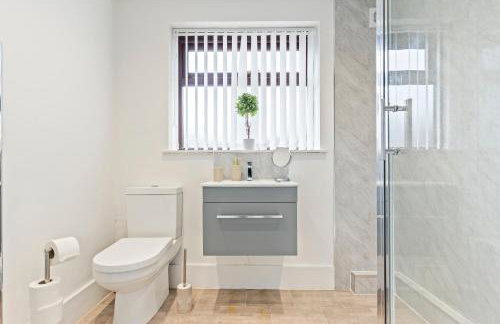 Stylish House - Sleeps 7 - Free Parking, Fast WiFi and Smart TV - Contractors, Groups and Long Stays Welcome by Yoko Property - Foto 10