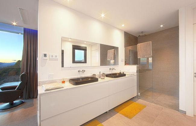 Villa in Marbella With Private Heated Pool - Photo 11