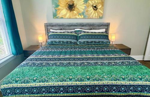 Bright & Airy 2BR 1BA Home Near The Riverfront - Foto 9