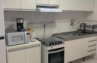 Apartamento Praia das Astúrias, 2 minutos de caminhada para praia, piscina, garagem demarcada, cama Queen - Foto 48