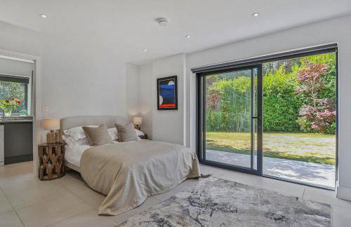 Avon House - modern family home - Photo 30