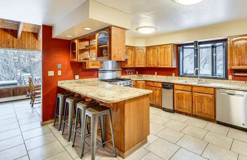 Hike, Ski and Soak! Spacious Anchorage Getaway - Foto 4