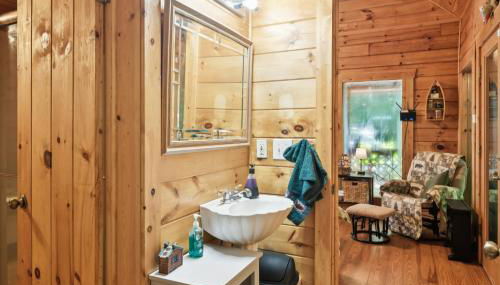 Cozy Creekside Cabin with Wraparound Porch home - Foto 4