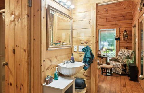 Cozy Creekside Cabin with Wraparound Porch home - Foto 4