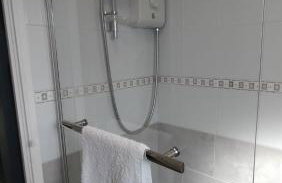 Leeson House in Harborne, Birmingham near Botanical Gardens, Queen Elizabeth Hospital, Birmingham University, Utilita Arena, Edgbaston Cricket Ground, Cadbury World and the Midland Art Centre, with free parking - Photo 31