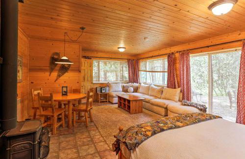 Romantic Riverfront Cottage - 1 Mile to Winthrop! - Foto 10