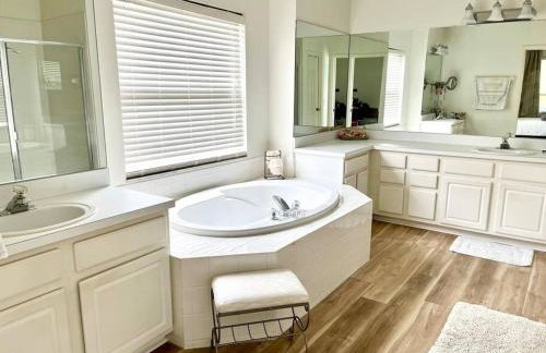 Spacious 5BR Private Home, Private Pool & Salt Water Spa, Minutes from Beaches - Foto 24