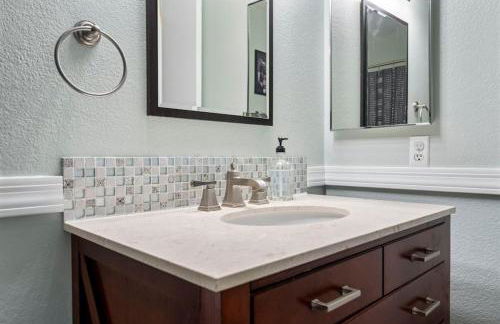 Sunkissed Private Pool 3BR Oasis w Outdoor Lounge - Foto 27