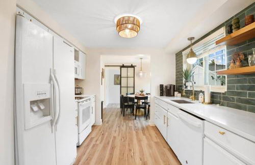 The Sleepy Tiki - game room, tiki lounge, firepit - Foto 41