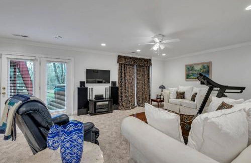 LakeFront | HotTub | Dock | 4BD4.5BA | FreeParking - Foto 44