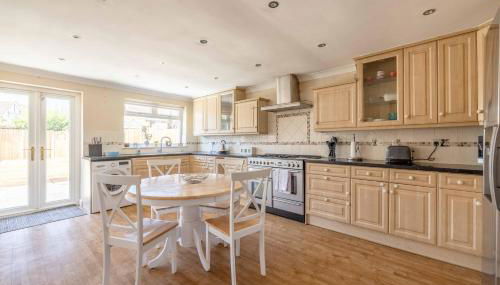 SPACIOUS 3 BEDROOM HOME - GREAT FOR FAMILIES! - By Tempstay - Foto 3