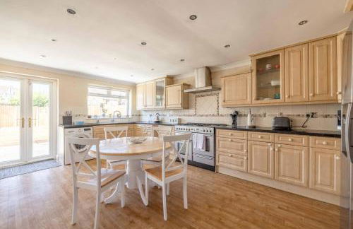 SPACIOUS 3 BEDROOM HOME - GREAT FOR FAMILIES! - By Tempstay - Foto 3