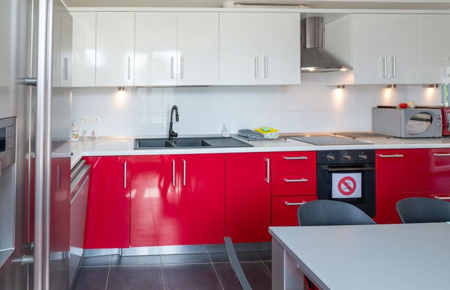 Spacious Villa With Tennis - Photo 15