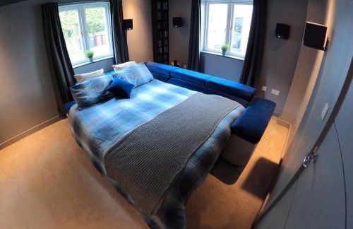 Unique, Spacious, Self-Built Eco Home with huge garden and movie room - Photo 37