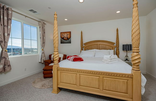 Luxurious Ontario Townhouse Ideal Family Retreat - Photo 16