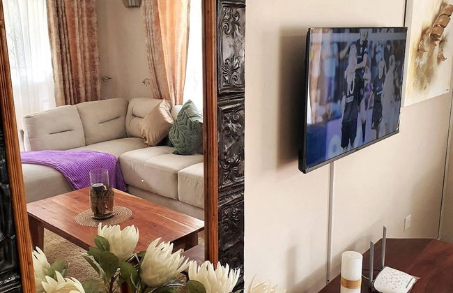 Secure Solar Powered two Bedroomed Haven - Photo 7