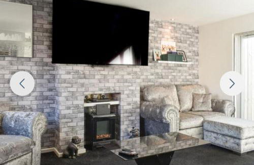 The hawthorns large detached 3 bedroom family home - Photo 3