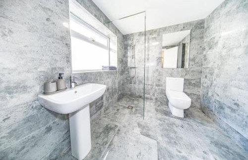 RYAN AIR I BNB - Huge 4 Bedroom House with Free Parking - Foto 16