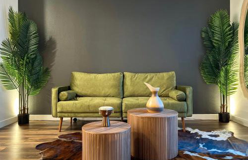 Modern Cosmopolitan APT Mid Hollywood with Free Parking 10mins to Universal Studios - Photo 14