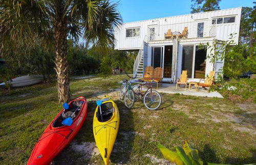 Upcycled Shipping Containers Transformed into a Glamping Home for a Unique Florida Vacation - Foto 1