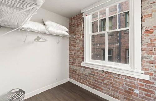 King Bed - J and K on Main Luxury Apartment 306 - Foto 20