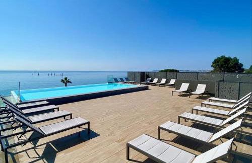 Appartement climatisé les pieds dans l'eau pour 6 personnes avec 1 suite parentale, 1 chambre double et 1 mini chambre Piscine sur le toit clim garage - Foto 16