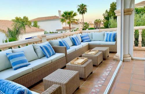 6 Bedroom Luxury Villa, Jacuzzi & heated pool 18 guests - Foto 8