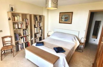 "La Colombe sous les Oliviers" Gîte jusqu'à 4 personnes - 75m2 - Sur Boooking - Rez de jardin Piscine Vue mer et lac - Foto 30