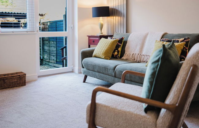 Corner House - Bright 2BD in Cheltenham - Photo 36