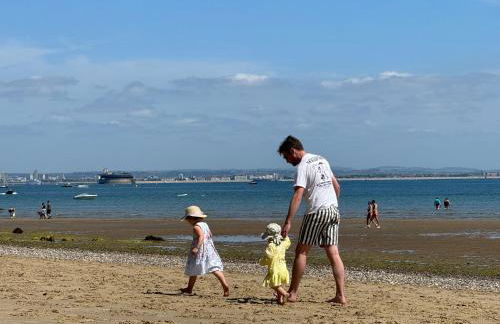 Trafalgar, lovely ground floor flat with outside patio garden, minutes walk to seafront - Photo 24