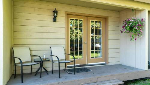 Alaskan WolfDen Close to airport centrally located - Photo 5