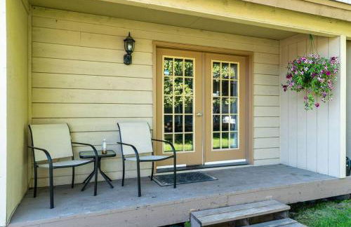 Alaskan WolfDen Close to airport centrally located - Photo 5