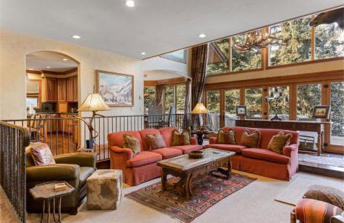 Outdoor Private Hot Tub, In Home Movie Theater, Luxurious Creekside Home - Photo 10