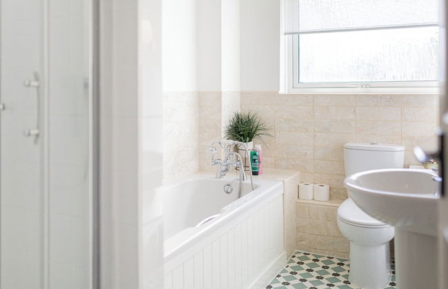 Central 2 Bed House w/ Garden and Free Parking! - Photo 83