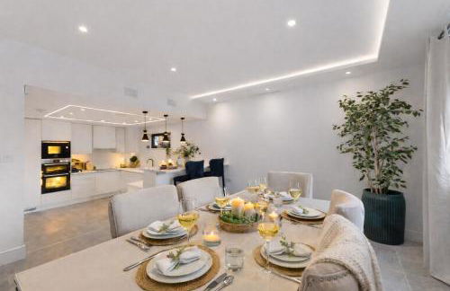 Luxury 4BR Smart Home with Smart Features, Garden, SkyStream & Free Parking - Sleeps Up To 8 in Gerrards Cross SL9 - Photo 26