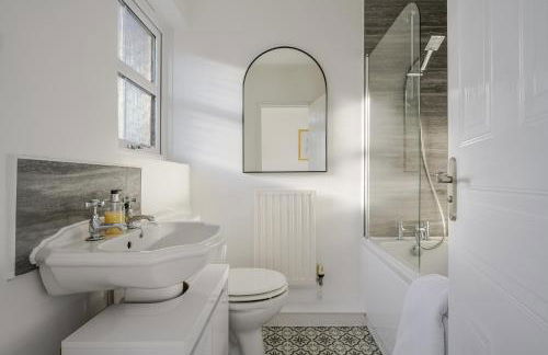 Luxurious 3 Bed House with Free Parking, Sky TV, Movies & Netflix - Foto 23