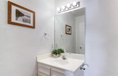 Spacious 3BR Retreat Close to Downtown & Outlets - Foto 12