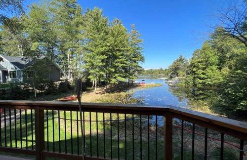 Large Log Home on Lake with Hot Tub - Foto 8