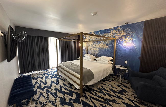 Lighthouse Inn & Suites - Photo 23