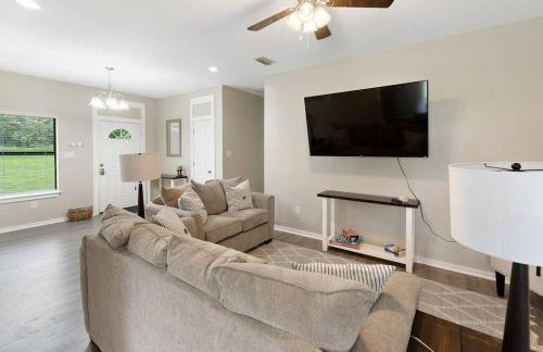 Spacious Country Living with Fishing Lake - Foto 4