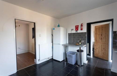 Newly Refurbed Home With Football Table Near M5 Junction 2 - Foto 3