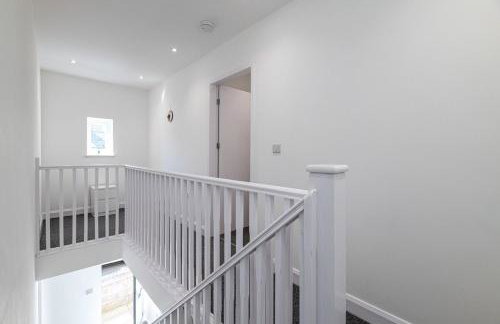 4BR New Build - Near Ferry Port - Great for Groups - Foto 33