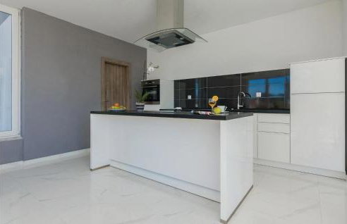 Three-Bedroom Holiday Home In Kozino - Photo 8