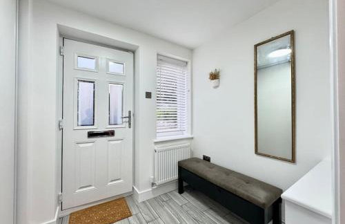 Modern 3 Bedroom Home - Free Driveway Parking - 6 Guests - Upstairs Bathroom and Downstairs WC - Foto 16