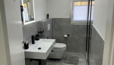 Stylish Home Theater Apartment 3 - Photo 3