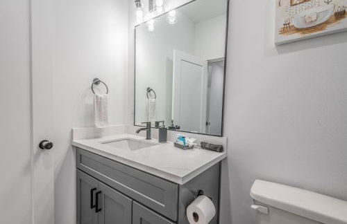 Cozy Duplex Mins to DT/ MCTR, free wi-fi/ Parking - Photo 5