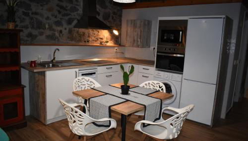 La Antigua Cuadra es un alojamiento de piedra y altos techos de madera con mucho encanto, jardín privado con barbacoa y acceso al río Asón - Foto 2