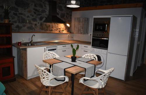 La Antigua Cuadra es un alojamiento de piedra y altos techos de madera con mucho encanto, jardín privado con barbacoa y acceso al río Asón - Foto 2