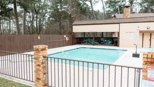 Rest Easy Retreat - 2BR Near SHSU - Pool - WiFi - Free Parking - Foto 4