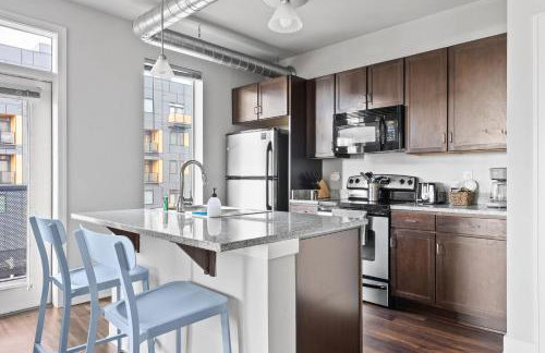 2BR Balcony Suite Gym & Pool Downtown at CityWay - Foto 25